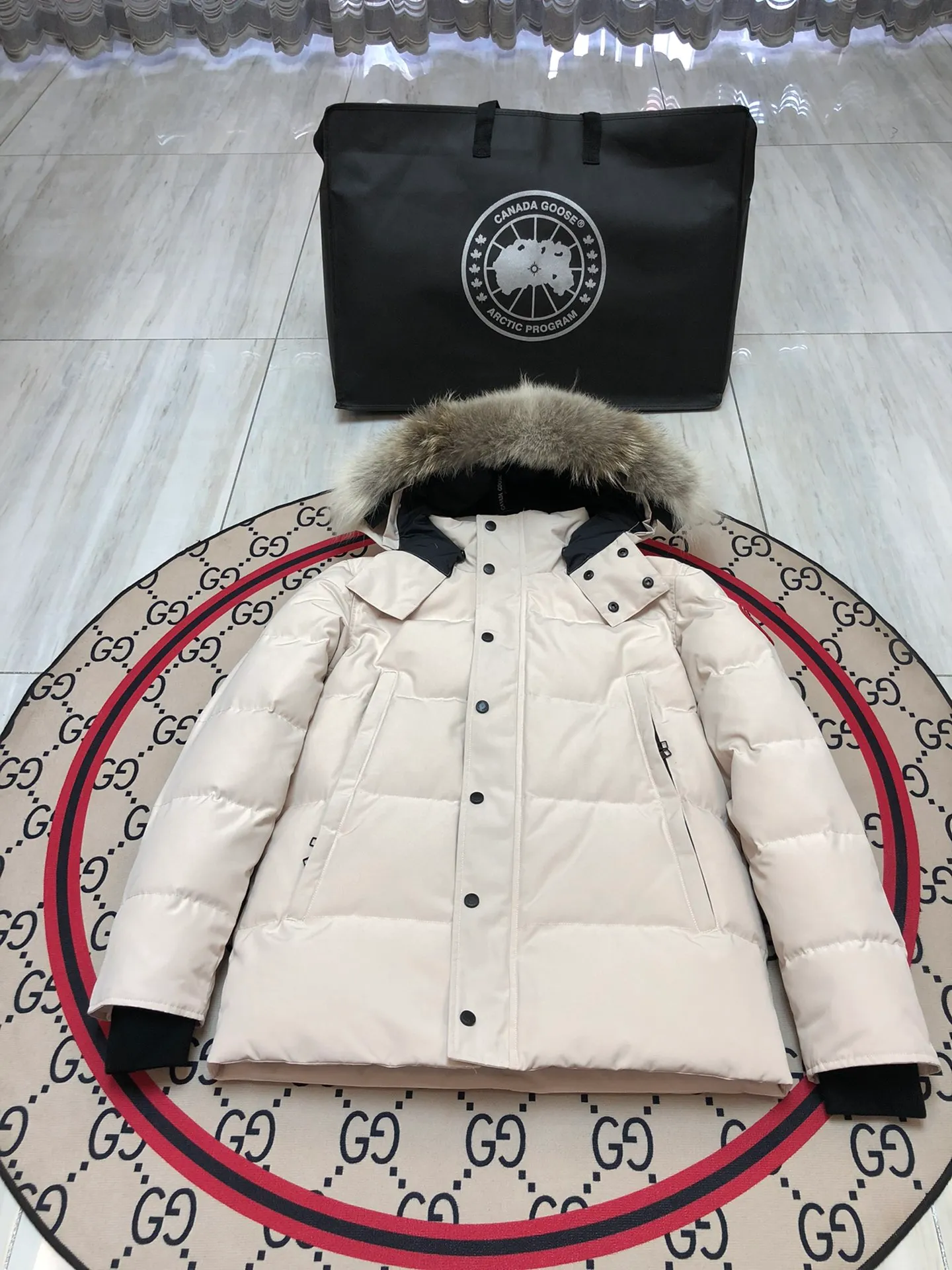 P800 Canada Goose Wyndham Parka has 29 styles for men and women. The hood and fur collar are detachable. My personal favorite is simple and elegant. It is clean and tidy. All Arctic and Antarctic scientific expedition teams choose Canada Goose as their cold wear. It is the Rolls-Royce of down jackets. ➖ Industry-leading anti-counterfeiting chip sensing. ➖ Imported Behringer embroidery machines and customized embroidery labels, the highest level and industry leading. ➖ Imported Korean 21-count polyester-cotton blended original fabric, TC85 waterproof coated fabric, water-repellent, windproof and wear-resistant. ➖ The new national standard 80 white duck down is filled with an average of 520 grams of down. The amount of down filled is industry-leading. ➖ 100% nylon lining with double double-layer sealing design to prevent velvet running, and seamless thread design on the cuffs! ➖ Western Canadian Green Wolf Collar. ➖ Yoshida YKK provides original factory-customized electroplated sliders. YKK two-way lockable zippers are tight and smooth and do not peel off paint. ➖ 3M composite Velcro is durable and the accessories and hardware are all custom-made. Note: Our copywriting is only simple and clear. Instead of bragging about the copywriting, it is better to compare and understand with samples. Only for the purest goose, the most dedicated, the most professional, the highest quality, the highest cost performance! SIZE:S-XXL [With size chart]
